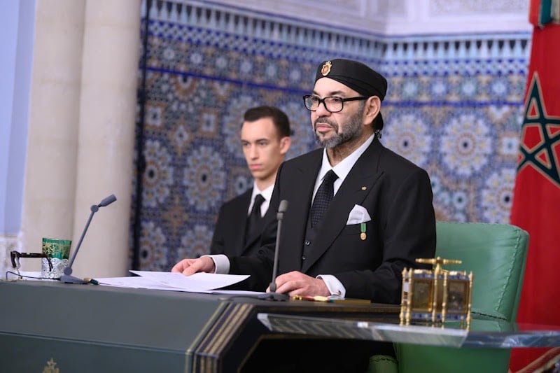 الملك محمد السادس يمنح العفو السامي عن 881 شخصًا بمناسبة ذكرى ثورة الملك والشعب