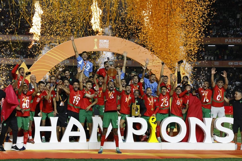 الملك يهنئ المنتخب المغربي: تعزيز ثقافة الانتصار والسعي وراء المزيد من الألقاب