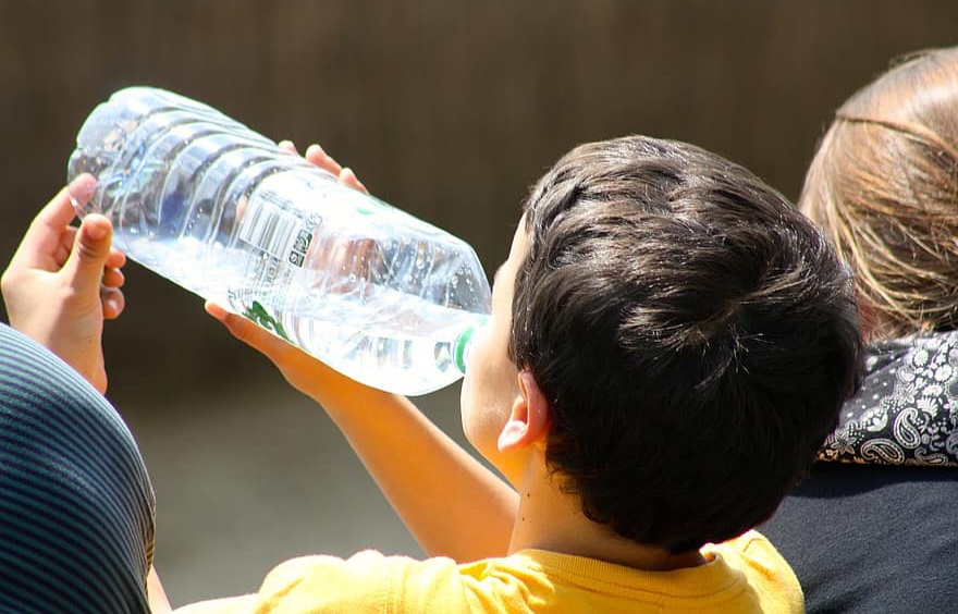 البلاستيك الخفي: خطر يهدد صحة الأطفال من المهد إلى ما بعد البلوغ