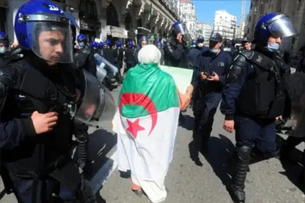 “جيل Z” يشعل الشارع الجزائري.. استنفار أمني في مواجهة حراك جديد