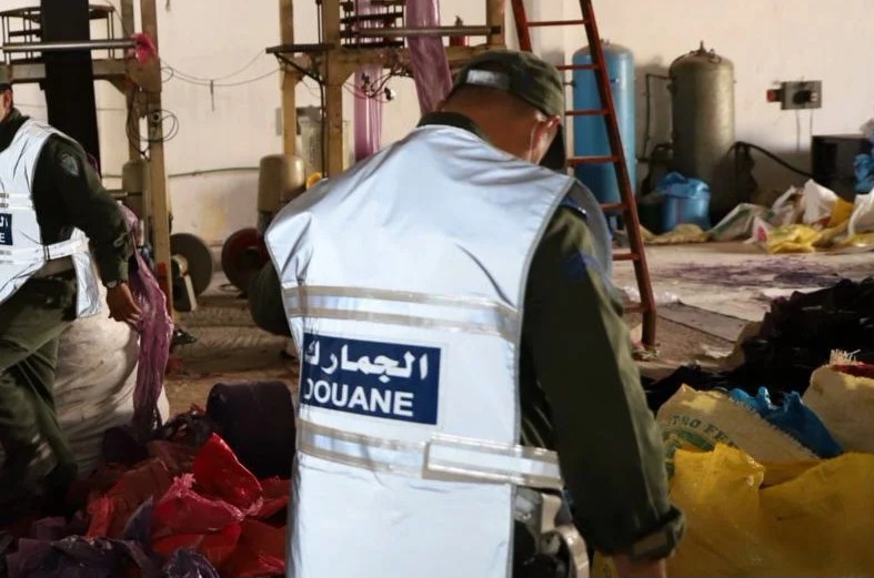 تحقيقات بالجملة.. الجمارك تداهم مستودعات خام البلاستيك بالمغرب!