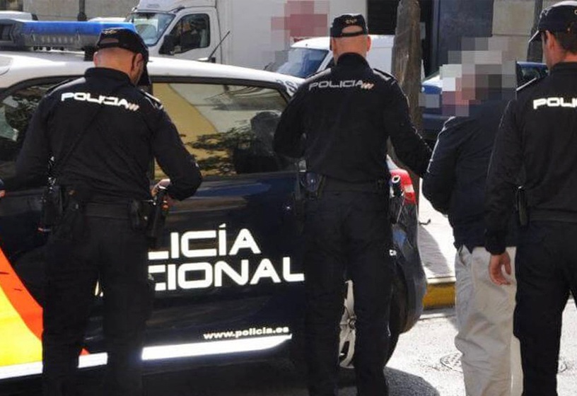 توقيف شرطي ومحاميين من أصل مغربي في تفكيك شبكة كبرى لتزوير تصاريح الإقامة بإسبانيا