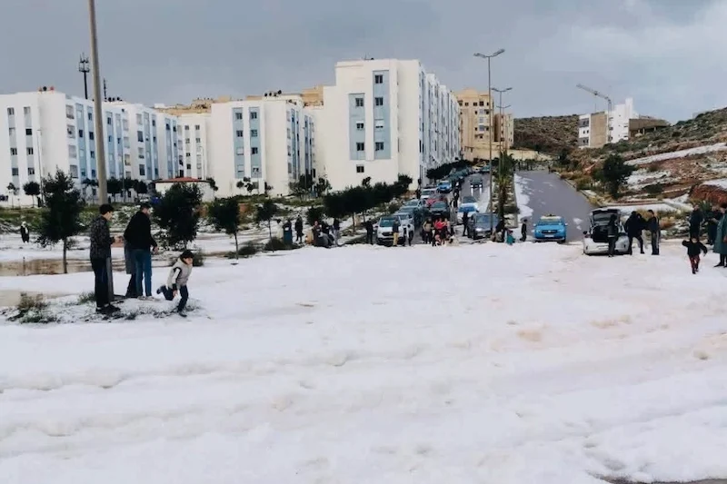 الثلوج تزين جبال الحسيمة وتفرض إجراءات استثنائية لفك العزلة