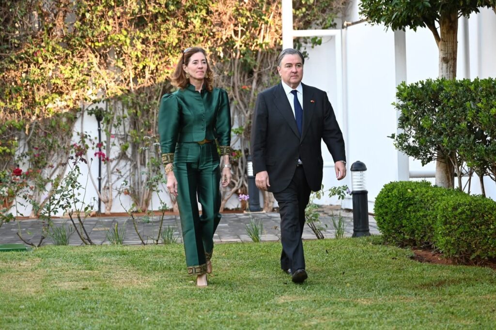 رسميًا… السفير الأمريكي الجديد يبدأ مهامه بالمغرب مؤكّدًا تعزيز التحالف التاريخي بين البلدين