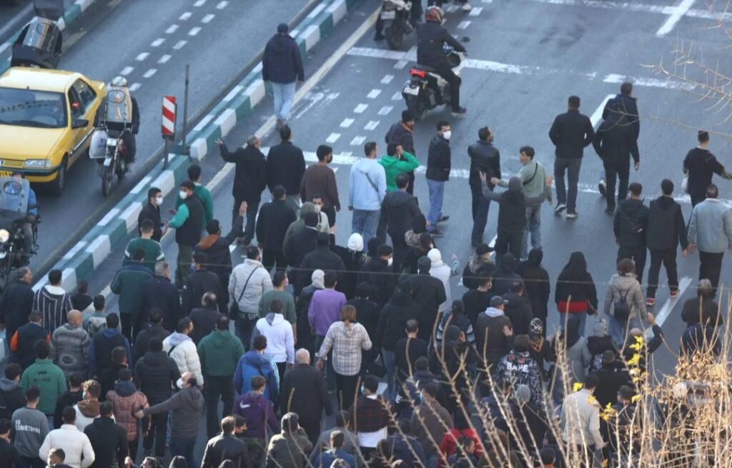 ترامب يتوعد إيران بالتدخل بعد سقوط قتلى في الاحتجاجات