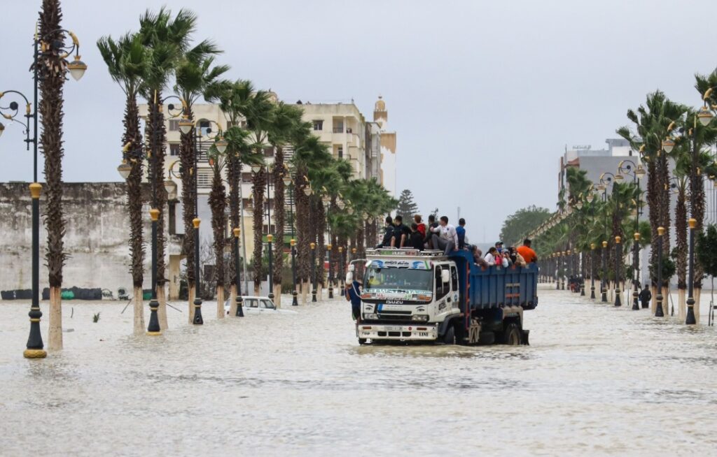 خبير سيبراني يحذّر من فيديوهات مفبركة بالذكاء الاصطناعي خلال فيضانات القصر الكبير