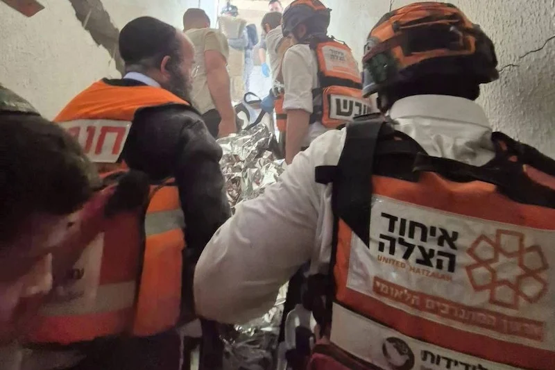 مقتل 8 أشخاص إثر ضربة صاروخية إيرانية مباشرة وسط إسرائيل