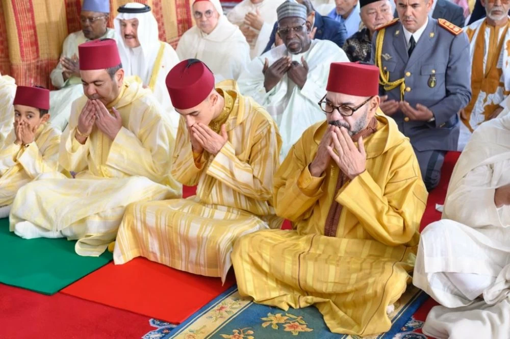 الملك محمد السادس يؤدي صلاة عيد الفطر بمسجد أهل فاس بالرباط