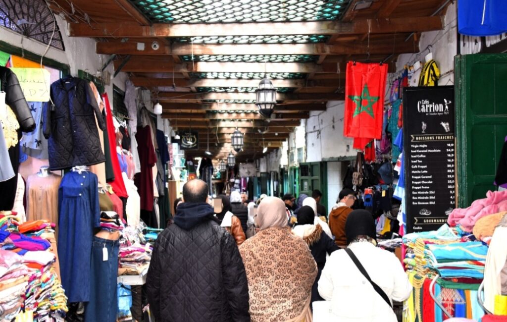 انتعاش أسواق الصناعة التقليدية بالحمامة البيضاء مع اقتراب العشر الأواخر من رمضان