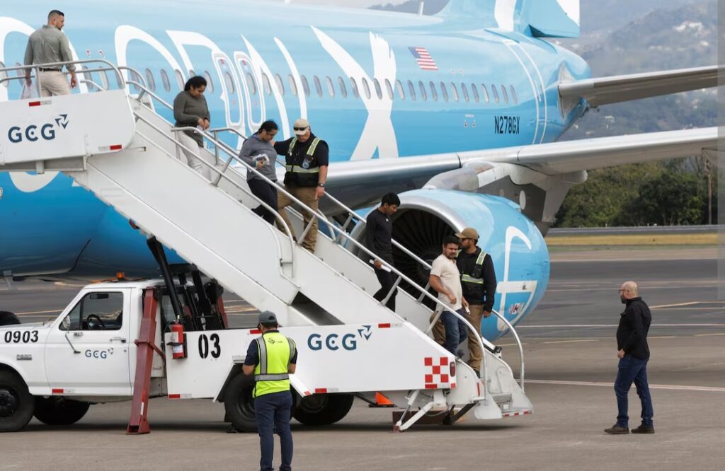 كوستاريكا تستقبل مهاجرين مرحّلين من أمريكا بينهم مغاربة