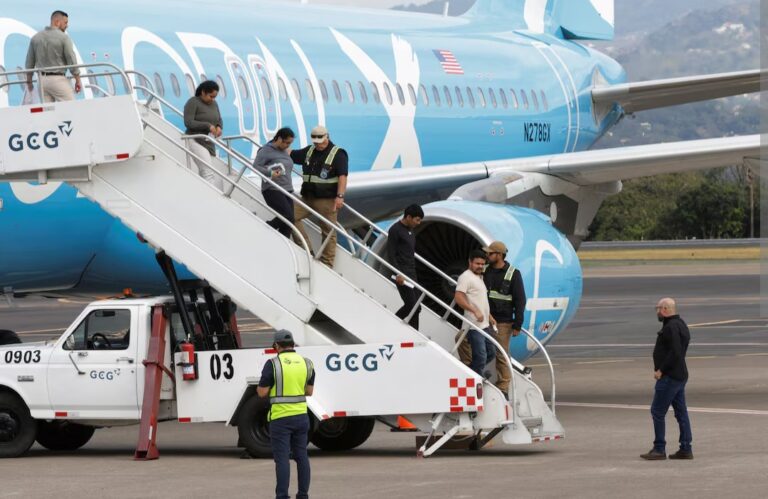 أول دفعة مرحّلين من أمريكا إلى كوستاريكا