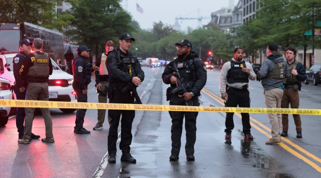 حادث إطلاق نار يهز محيط البيت الأبيض ومقتل المنفذ وبدء تحقيق فدرالي