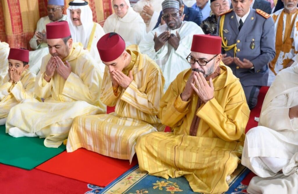 الملك محمد السادس يؤدي صلاة عيد الأضحى بمسجد أهل فاس بالرباط