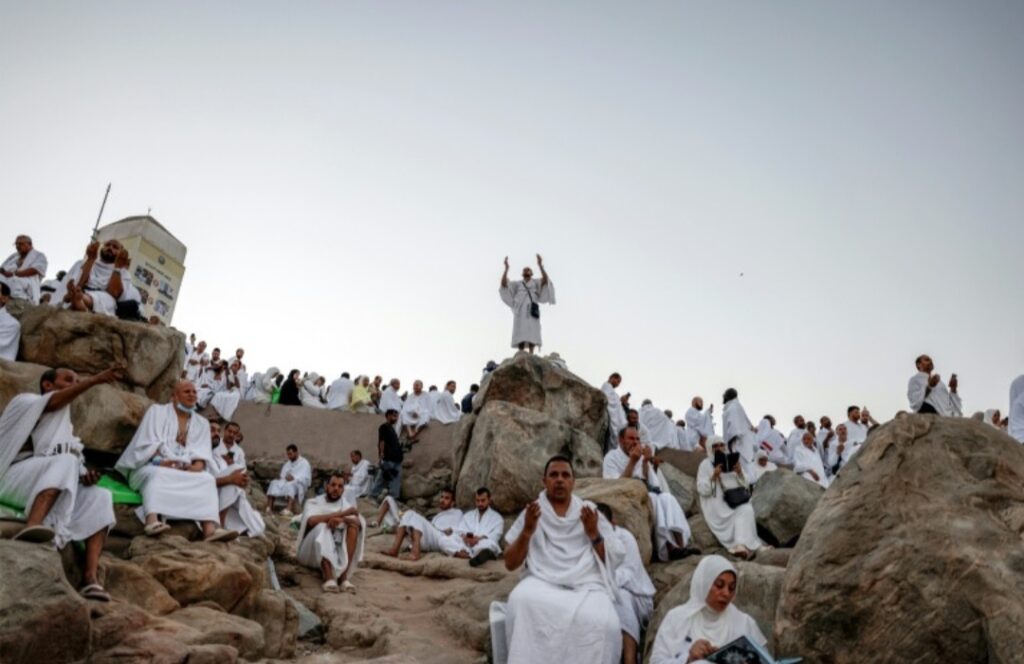 حجاج بيت الله الحرام يتوافدون إلى صعيد عرفات لأداء الركن الأعظم